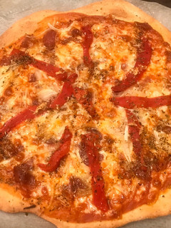 Una foto de Pizza casera con masa de orégano y aceite