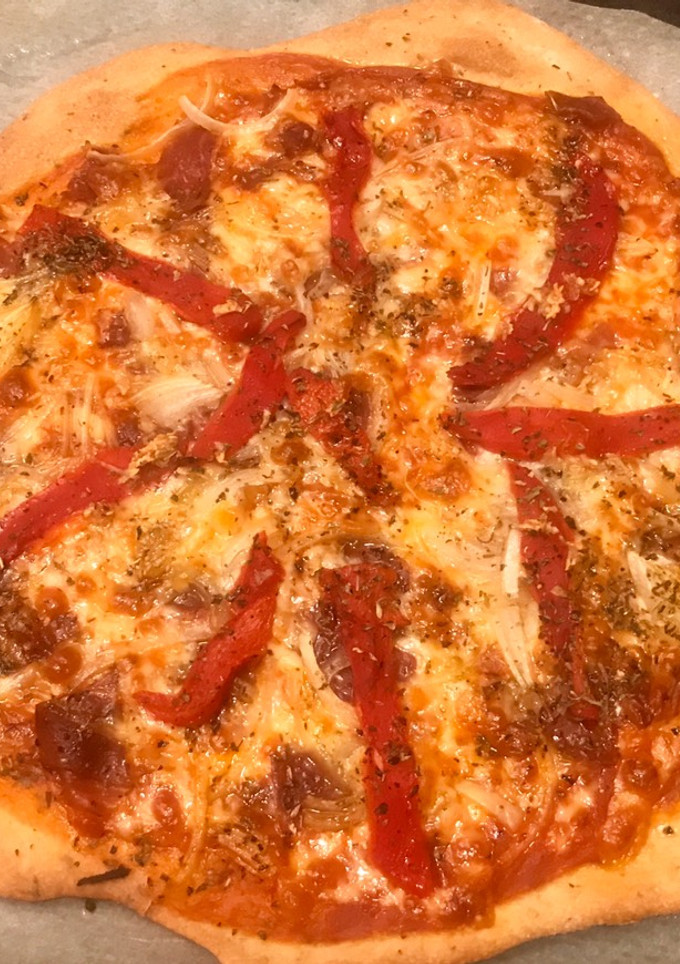 Una foto de Pizza casera con masa de orégano y aceite