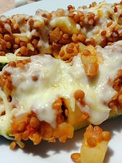 Una foto de Calabacín relleno de lentejas