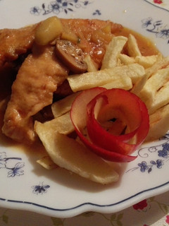 Una foto de Pechugas en salsa de champiñones y manzana!!