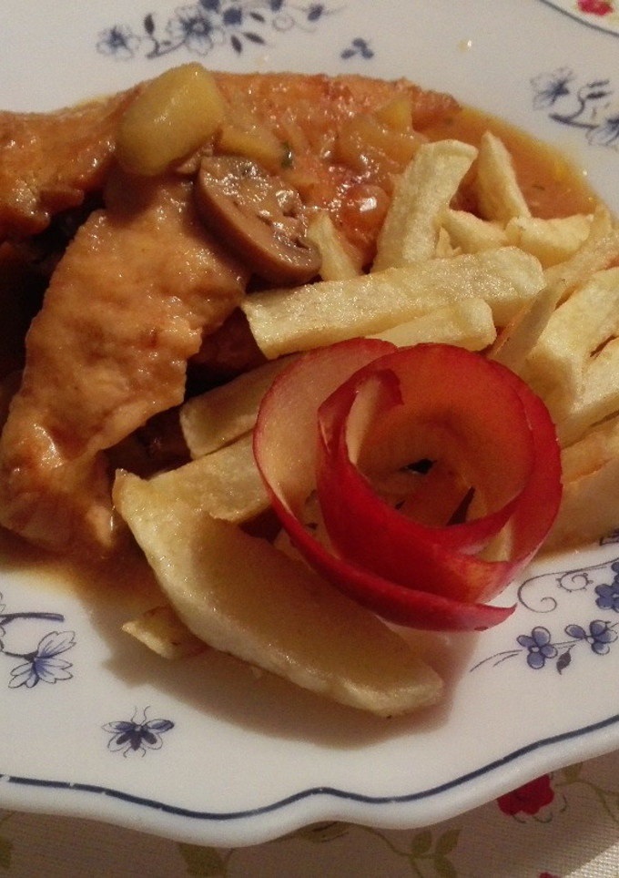Una foto de Pechugas en salsa de champiñones y manzana!!