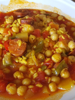 Una foto de Garbanzos con arroz y chorizo ricos de la Brigada Espartana