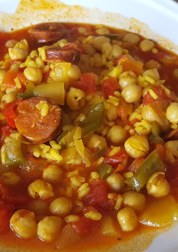 Una foto de Garbanzos con arroz y chorizo ricos de la Brigada Espartana
