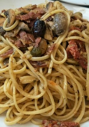 รูปของ Spicy salami and mushroom linguini