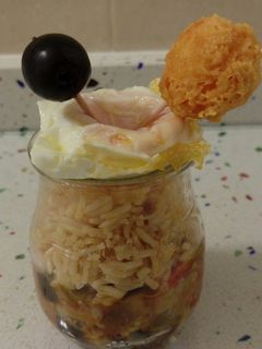 Una foto de Pincho o tapa de arroz con verduras, huevo y bombón de queso