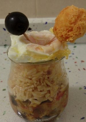 Foto principal de Pincho o tapa de arroz con verduras, huevo y bombón de queso