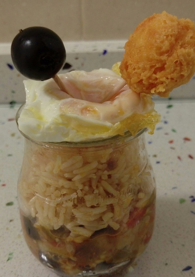 Una foto de Pincho o tapa de arroz con verduras, huevo y bombón de queso