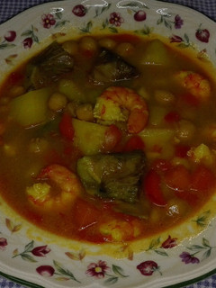 Una foto de Potaje de garbanzos con alcachofas y langostinos