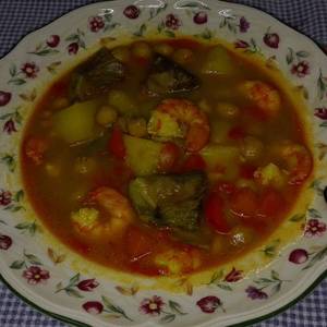 Potaje de garbanzos con alcachofas y langostinos
