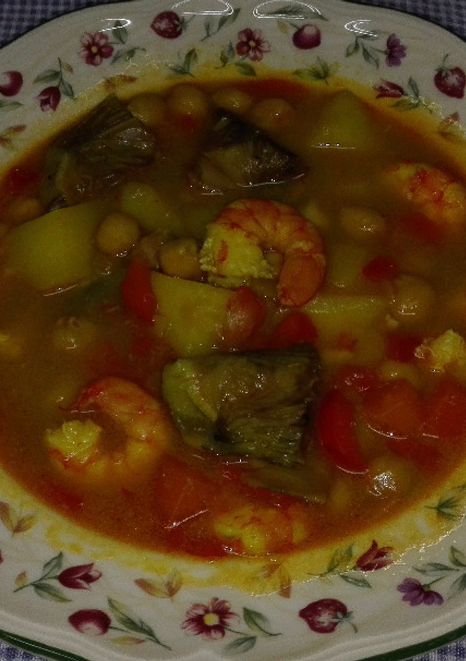 Una foto de Potaje de garbanzos con alcachofas y langostinos