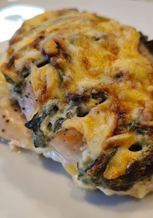 Una foto de Pollo hasselback con espinacas y queso