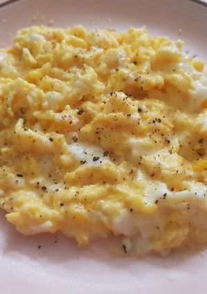 A picture of Lazy Scrambled Eggs with Milk and Cheese.