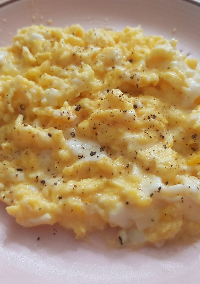 A picture of Lazy Scrambled Eggs with Milk and Cheese.