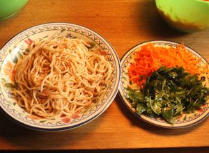 Una foto de Spaguettis integrales y ensaladas