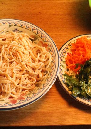 Una foto de Spaguettis integrales y ensaladas