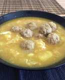 Caldo de albóndigas