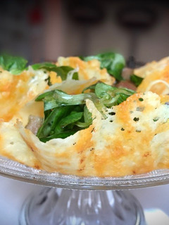 Una foto de Cestitas de queso, parmesano y ensalada