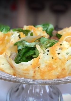 Una foto de Cestitas de queso, parmesano y ensalada