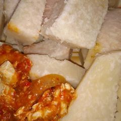 A picture of Boiled yam with egg sauce.