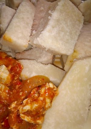 A picture of Boiled yam with egg sauce.