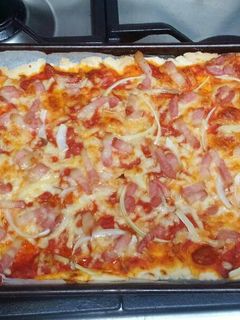 Una foto de Pizza casera de bacon