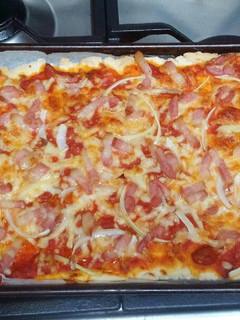 Una foto de Pizza casera de bacon