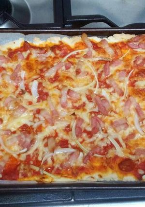 Una foto de Pizza casera de bacon