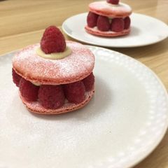 A picture of Ispahan macaron.