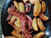 Una foto di wurstel patate