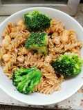 Pasta con garbanzos y brócoli