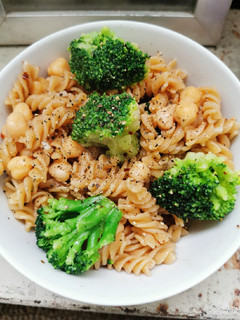 Una foto de Pasta con garbanzos y brócoli