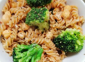 Una foto de Pasta con garbanzos y brócoli
