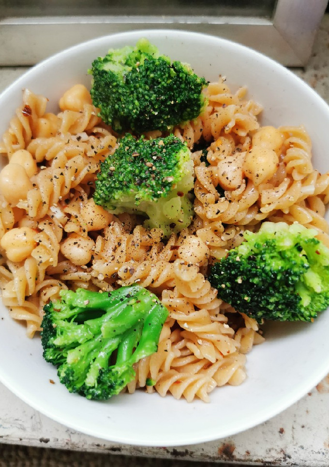Una foto de Pasta con garbanzos y brócoli