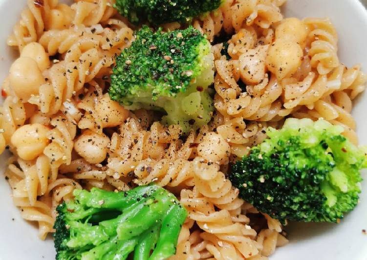 Pasta con garbanzos y brócoli