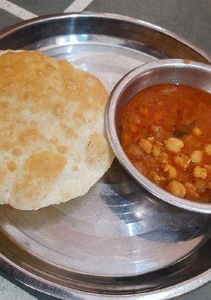 A picture of छोले भटूरे.