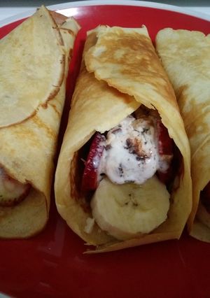 Una foto de Crepes de fruta y helado