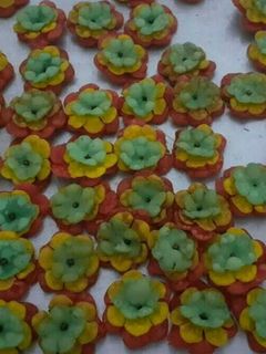 (તીરંગી ફ્લાવર પૂરી)(Tirangi Flower poori Recipe in Gujarati) રેસીપી મુખ્ય ફોટો