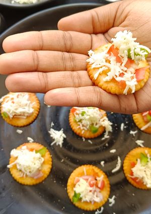 মোনাকো বিস্কুট পিজ্জা(biscuit pizza recipe in Bengali) রেসিপির প্রধান ছবি