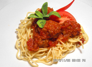 Szicíliai paradicsomos húsgombóc spagettivel recept fotója