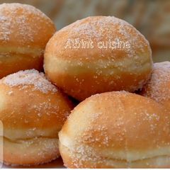 A picture of Cinnamon sugar coated round doghnuts (ring doughnut).