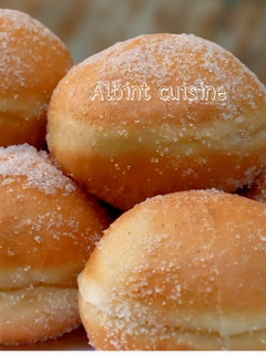 A picture of Cinnamon sugar coated round doghnuts (ring doughnut).