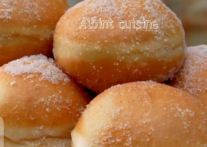 Cinnamon sugar coated round doghnuts (ring doughnut)