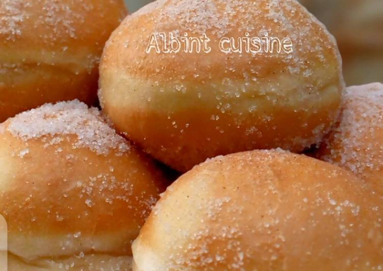 Cinnamon sugar coated round doghnuts (ring doughnut)
