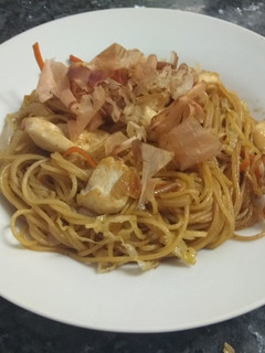 Una foto de Yakisoba de pollo