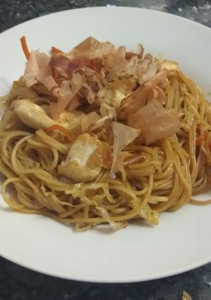 Una foto de Yakisoba de pollo