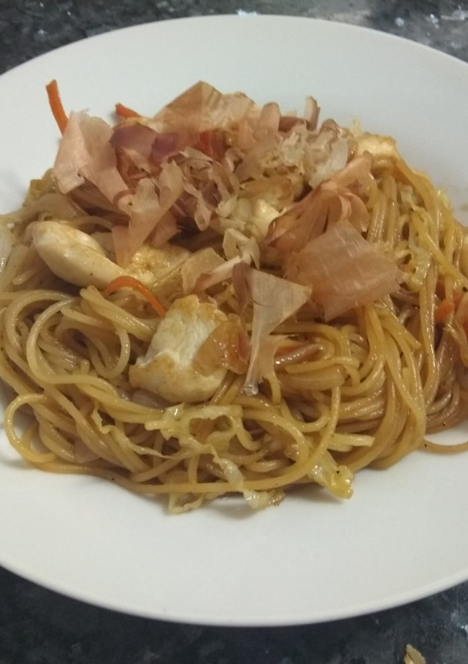 Una foto de Yakisoba de pollo
