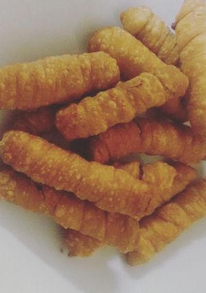 Una foto de Tequeños caseros con cabanossi y queso