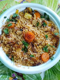 कुकर वाली वेज बिरयानी (cooker wali veg biryani recipe in Hindi) रेसिपी मुख्य फोटो