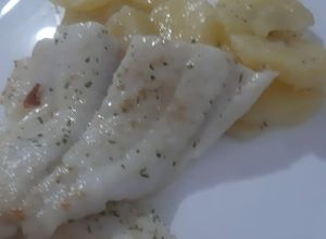 Una foto de Panga al horno con patatas y cebolla