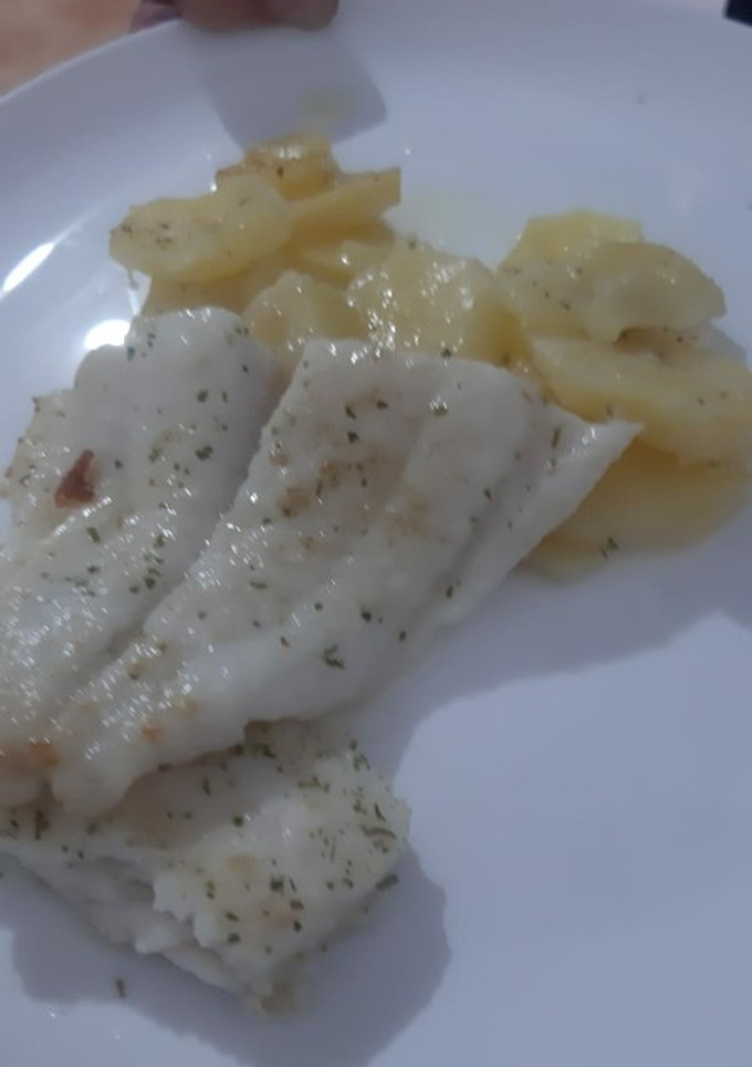 Una foto de Panga al horno con patatas y cebolla
